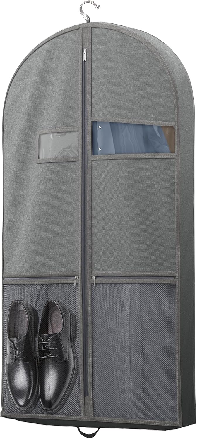 Reiskledingzak op een bed, klaar om te vullen met zakelijke kleding voor een belangrijke trip.
