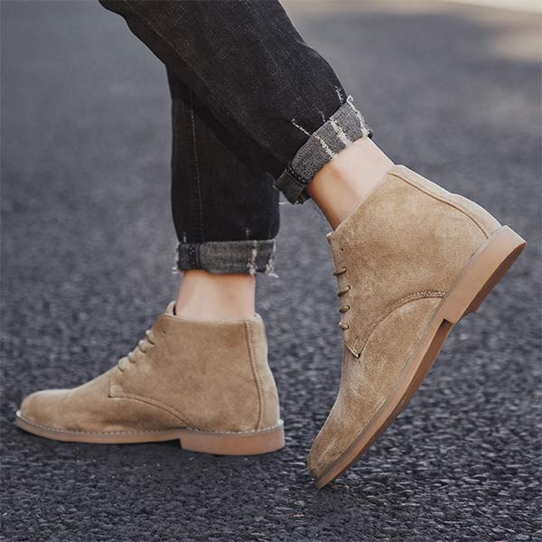 Zwarte UrbanStride Classic halfhoge herenschoenen, de perfecte balans tussen stijl en comfort.