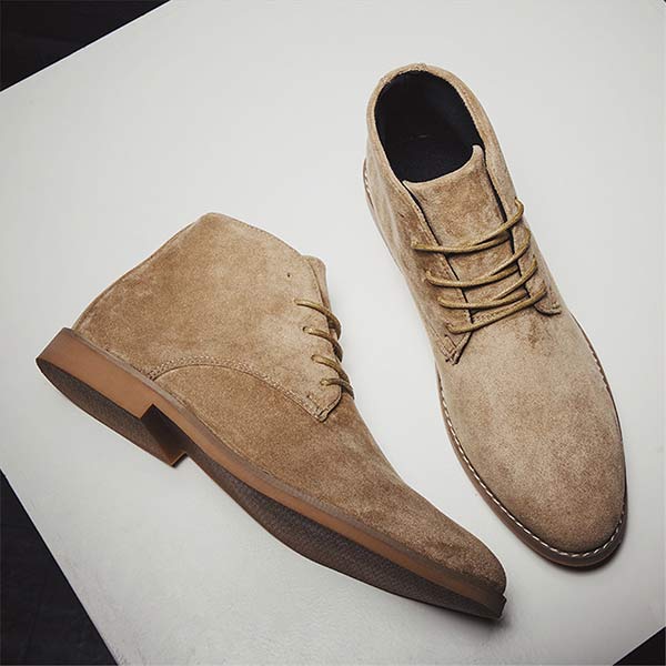 Een paar UrbanStride Classic herenschoenen in bruin en khaki, veelzijdig en stijlvol veterschoeisel.
