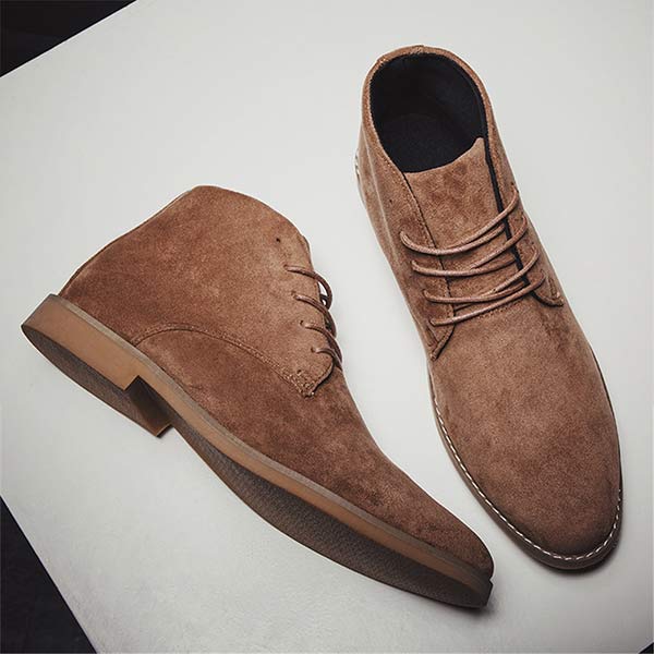 Bruine UrbanStride Classic halfhoge herenschoenen, een tijdloze en duurzame toevoeging aan je garderobe.