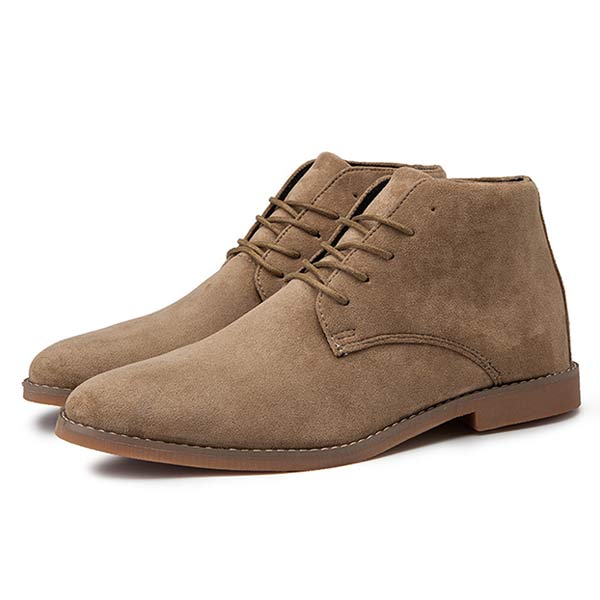 Gedetailleerde weergave van de veters en stiksels op een UrbanStride Classic herenschoen.