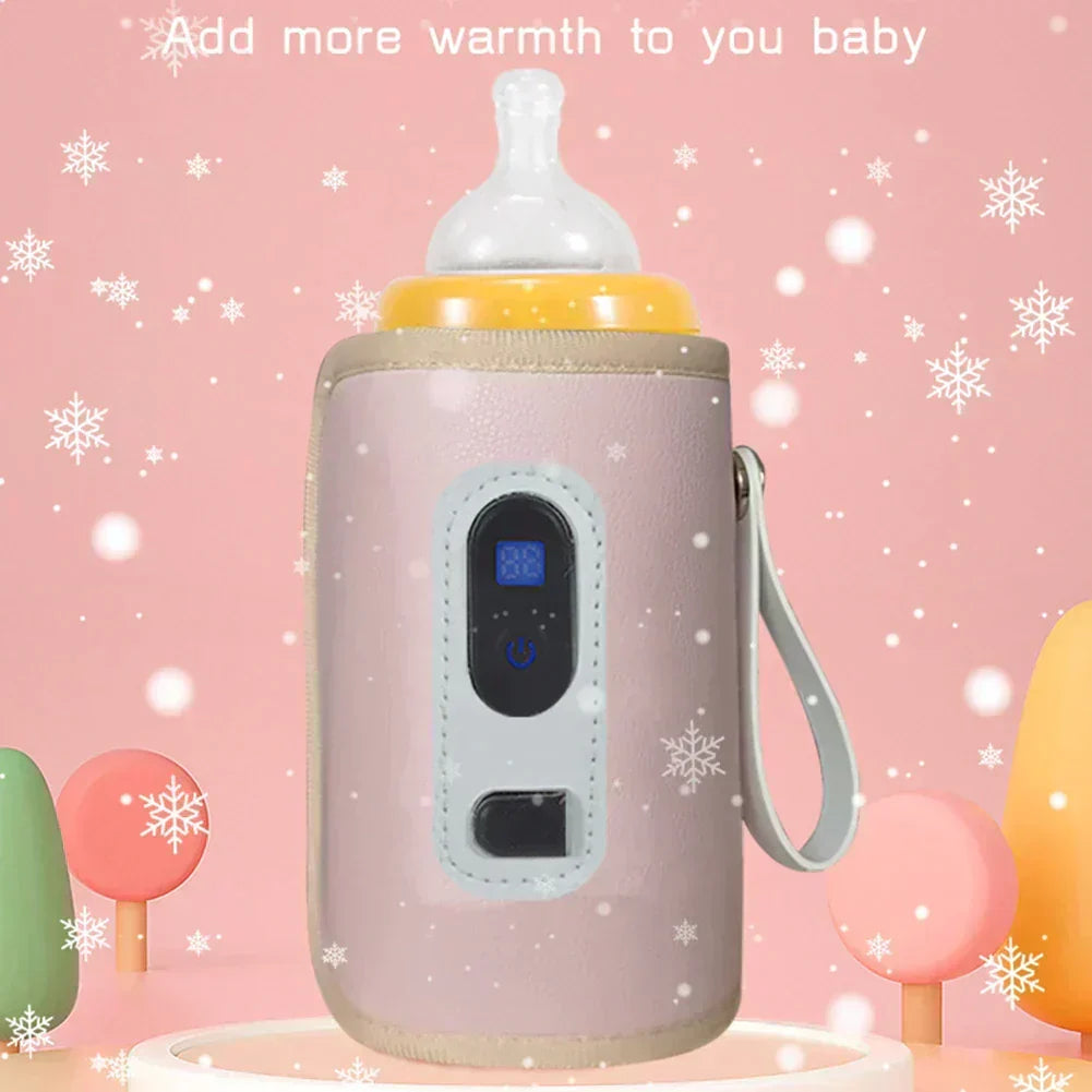 Hand van ouder houdt draagbare flessenwarmer vast; benadrukt gebruiksgemak en mobiliteit voor babyverzorging.