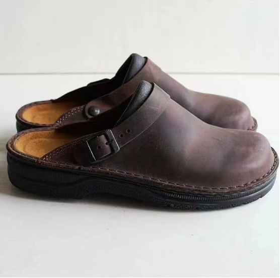 Bruine heren instapslippers met dempende zool, ideaal voor ultiem comfort thuis.