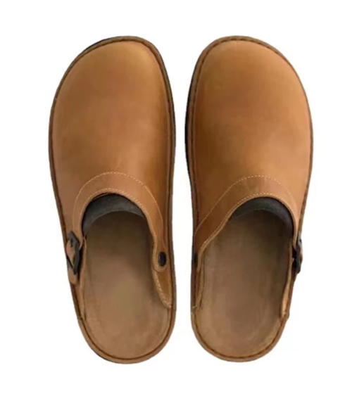 Zachte bruine heren instapslippers, gesloten pantoffels voor thuiscomfort en ontspanning.