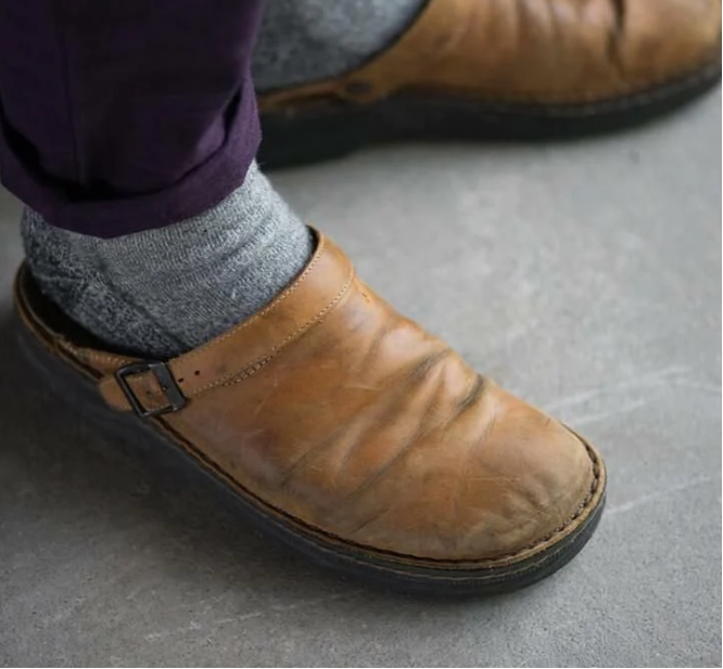 Khaki instapslippers voor heren, comfortabel en veelzijdig, geschikt als casual comfortschoen.
