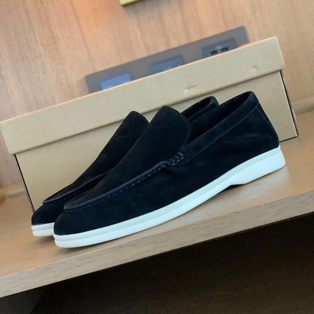 Zwarte heren loafers in old money stijl op houten ondergrond