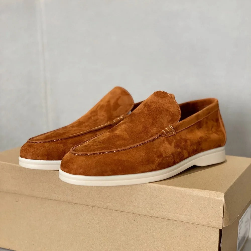 Oranje heren loafers met witte zool op een schoenendoos