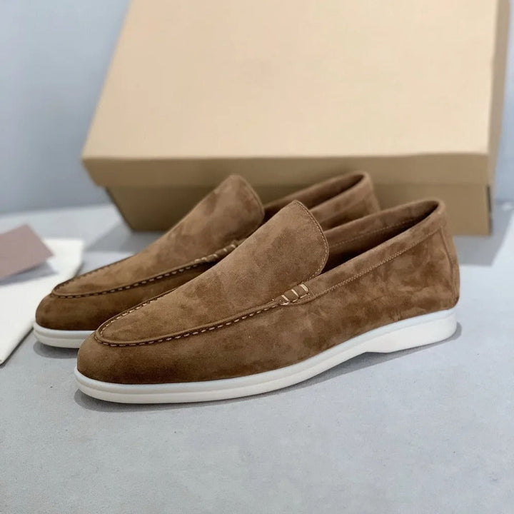 Comfortabele heren loafers in old money stijl, zijaanzicht van de casual chic instapper