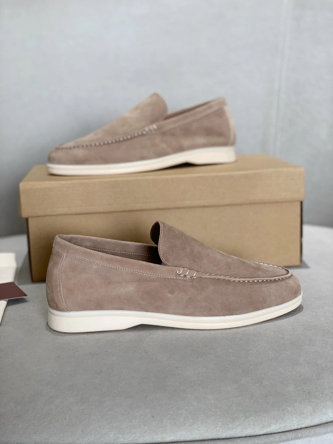 Stijlvolle heren schoenen voor de zomer, detailopname van het stiksel en leer