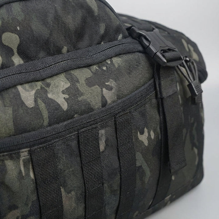 Close-up van de Nomadridge reistas met Molle bevestigingssysteem voor extra outdoor uitrusting.