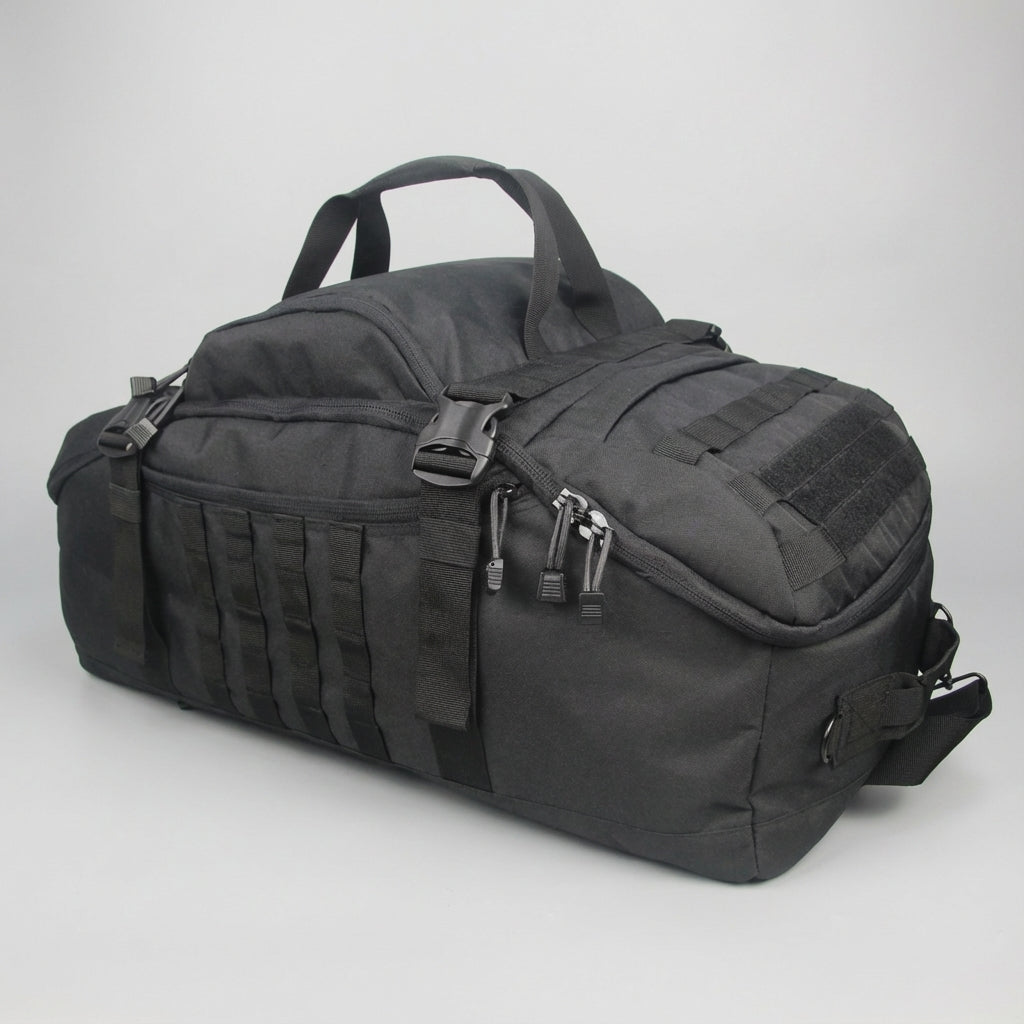 Avontuurlijke reiziger draagt veelzijdige Nomadridge duffel reistas met Molle, klaar voor outdoor avontuur.