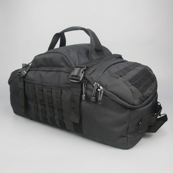 Avontuurlijke reiziger draagt veelzijdige Nomadridge duffel reistas met Molle, klaar voor outdoor avontuur.