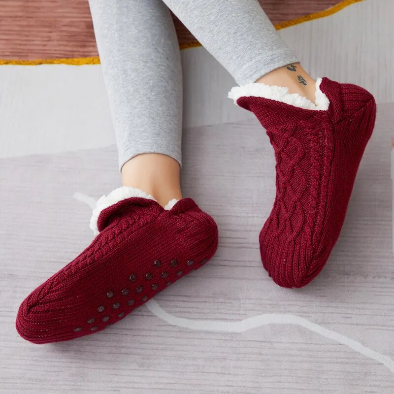 Detailopname van de zachte verdikte kasjmier textuur van de CozySteps binnenpantoffels.