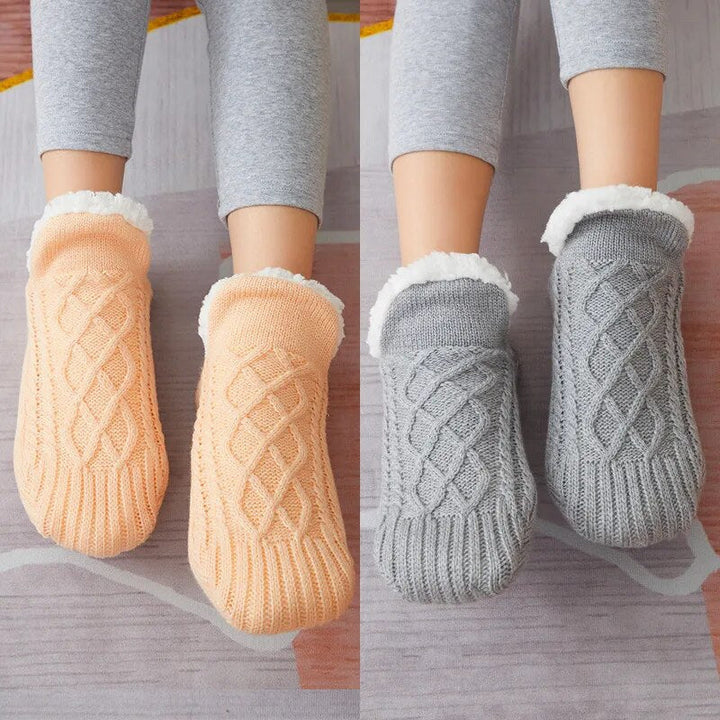 Een paar warme en verdikte CozySteps kasjmier pantoffels, ideaal voor zowel dames als heren.