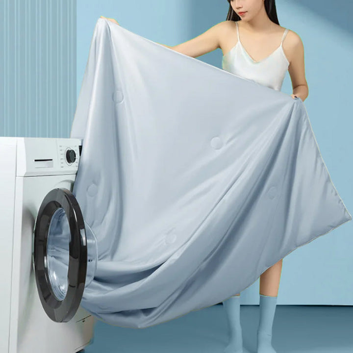 Een wit ijszijden dekbed ligt strak op een modern bed, voor koel slaapcomfort in de slaapkamer.