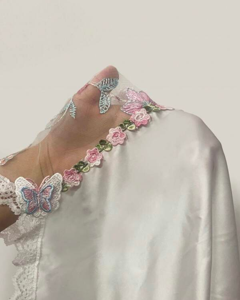 Verleidelijke babydoll lingerieset voor dames met delicate kanten details en satijnen bandjes.