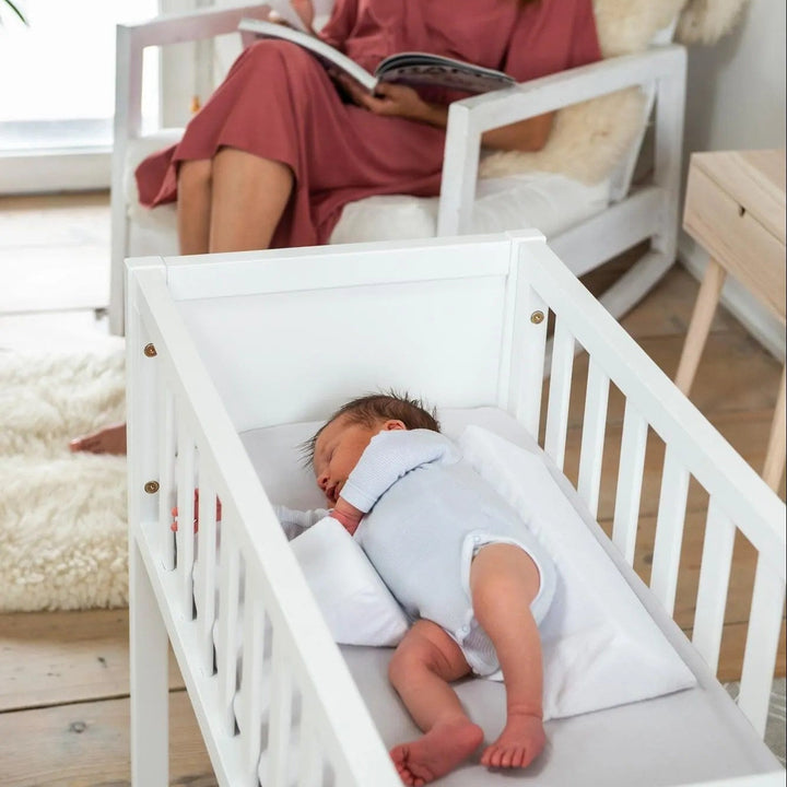 Comfortabel ademend anti-rol babykussen, ideaal voor veilige slaap in wieg of peuterbed. Verstelbaar ontwerp.