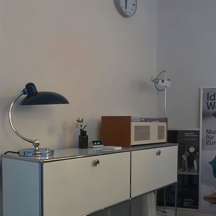 Verstelbare vintage bureaulamp van ijzer. Perfect als retro tafellamp voor je werkplek of woonkamer.