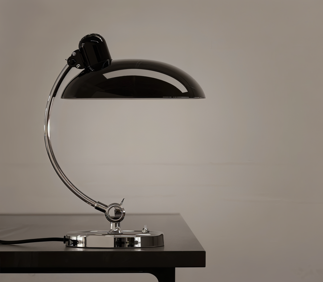 Retro ijzeren tafellamp voor de woonkamer. Deze verstelbare vintage bureaulamp creëert sfeer en licht.