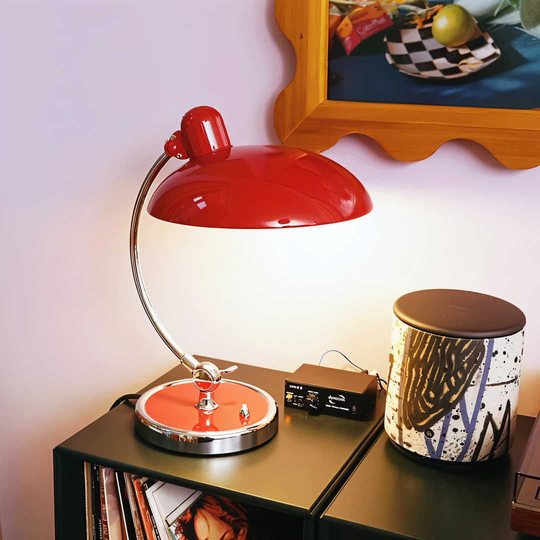 Sfeervolle verstelbare ijzeren tafellamp. Deze vintage retro bureaulamp is perfect voor elke ruimte.