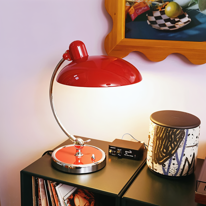 Sfeervolle verstelbare ijzeren tafellamp. Deze vintage retro bureaulamp is perfect voor elke ruimte.