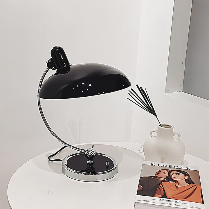Decoratieve vintage bureaulamp Virella. Verstelbare ijzeren tafellamp voor retro sfeerverlichting thuis.