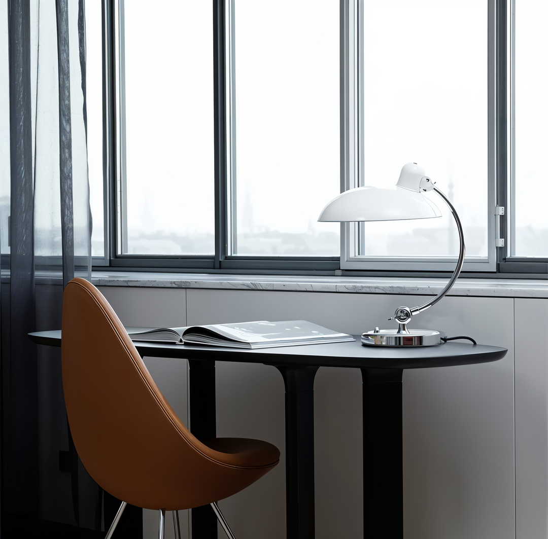 Authentieke vintage bureaulamp, verstelbaar. IJzeren retro tafellamp voor een sfeervolle werkplek.