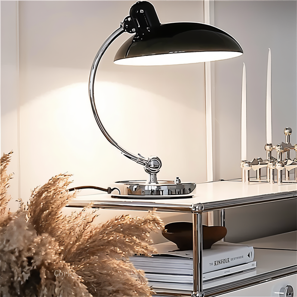 Verstelbare vintage tafellamp van ijzer. Een tijdloze retro bureaulamp voor optimale sfeerverlichting.