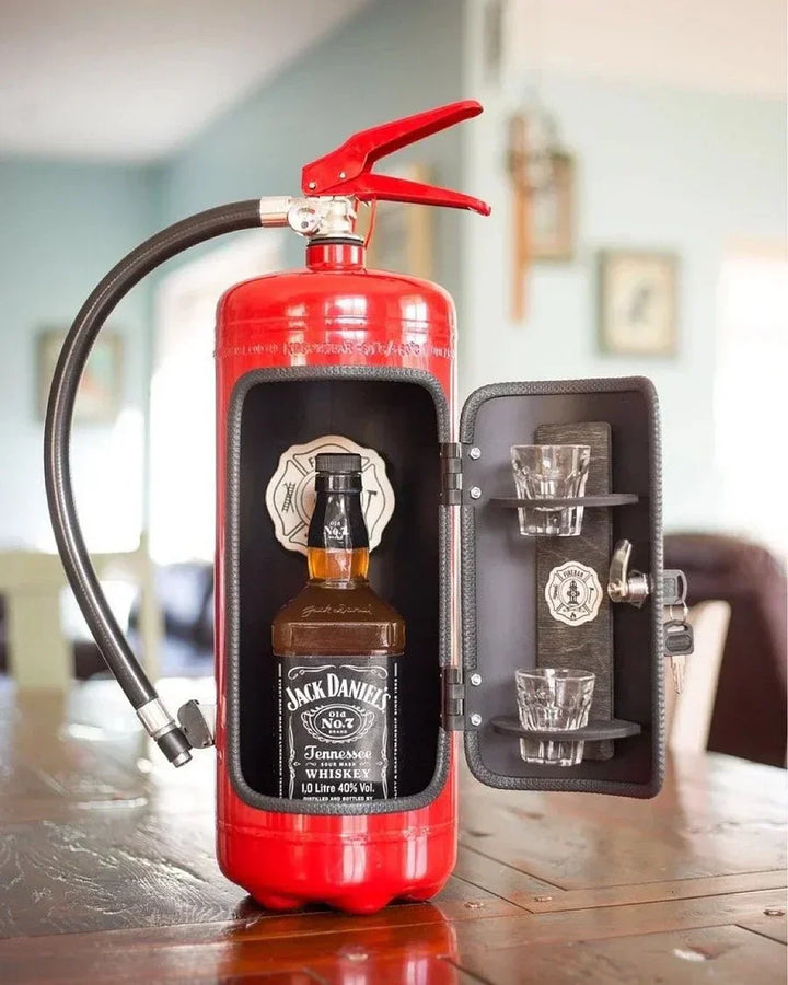Unieke brandblusser minibar open met ruimte voor flessen en glazen in de mancave
