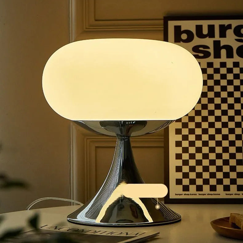 Vintage Bauhaus stijl glazen tafellamp met appel design. Perfect voor sfeervolle interieur verlichting.