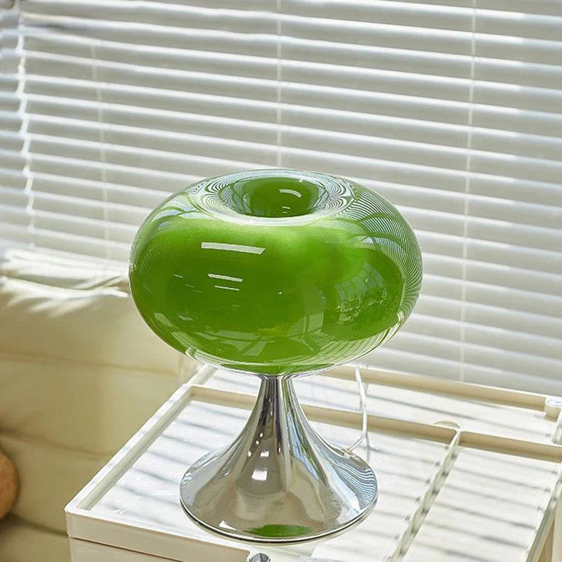 Groen en wit glazen tafellamp in Bauhaus stijl. Vintage appel design verlichting voor je woonkamer.
