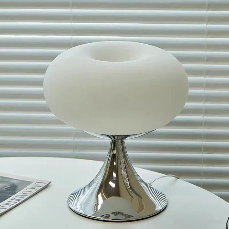 Sfeervolle vintage glazen tafellamp met uniek appel design. Ideaal als verlichting voor slaapkamer.