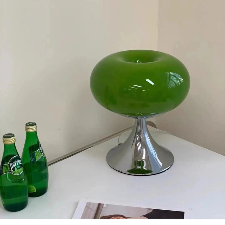 Design tafellamp van glas, Bauhaus stijl. Groen en wit vintage appelvormig model voor interieur.