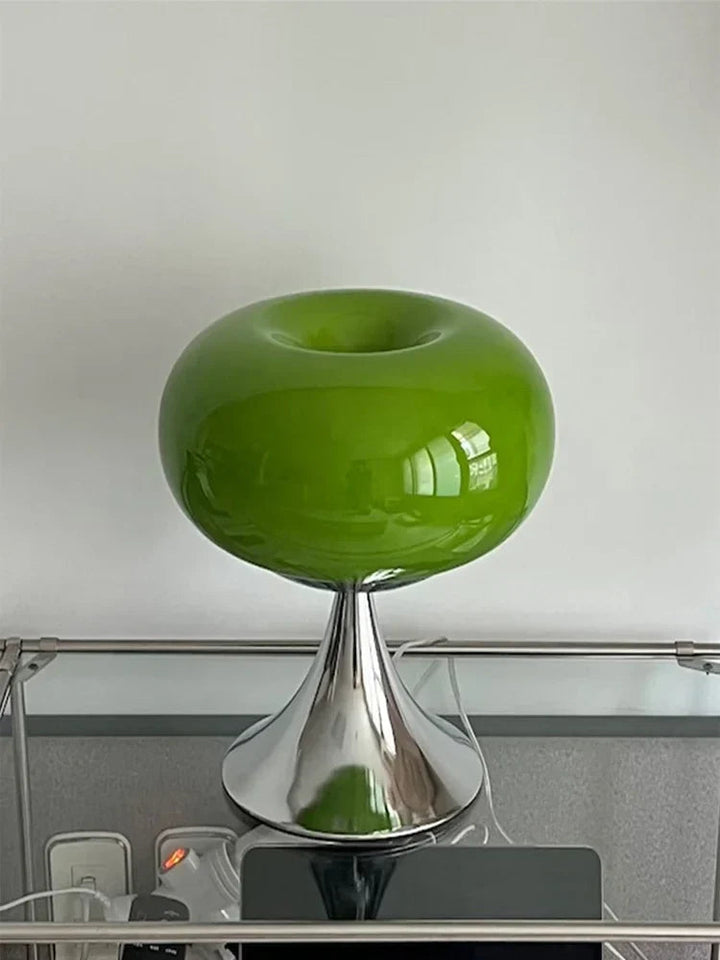 Prachtige vintage glazen appel tafellamp. Bauhaus stijl design verlichting voor een warm interieur.