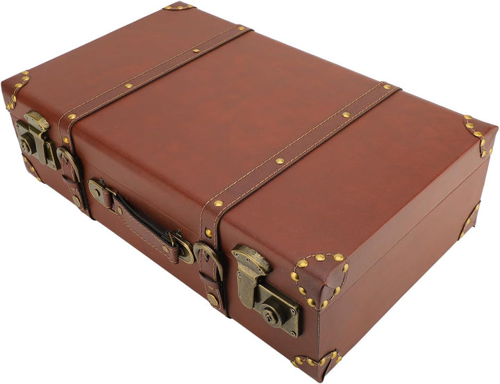 Vintage bruine leren handbagagekoffer met legeringslot, ideaal voor overnachting en als decoratie.