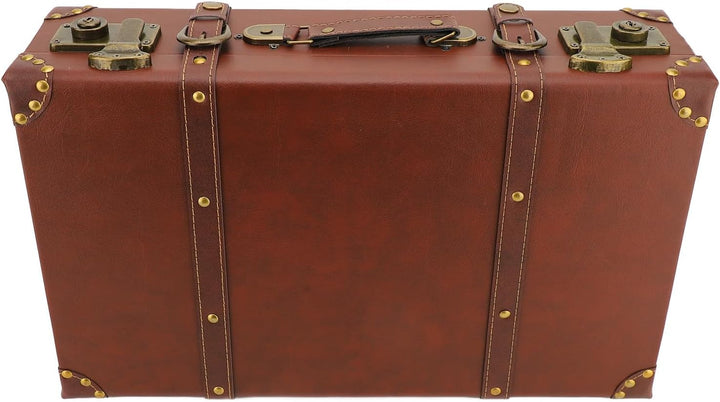 Zijaanzicht van de compacte vintage bruine leren koffer, een duurzaam reisaccessoire.