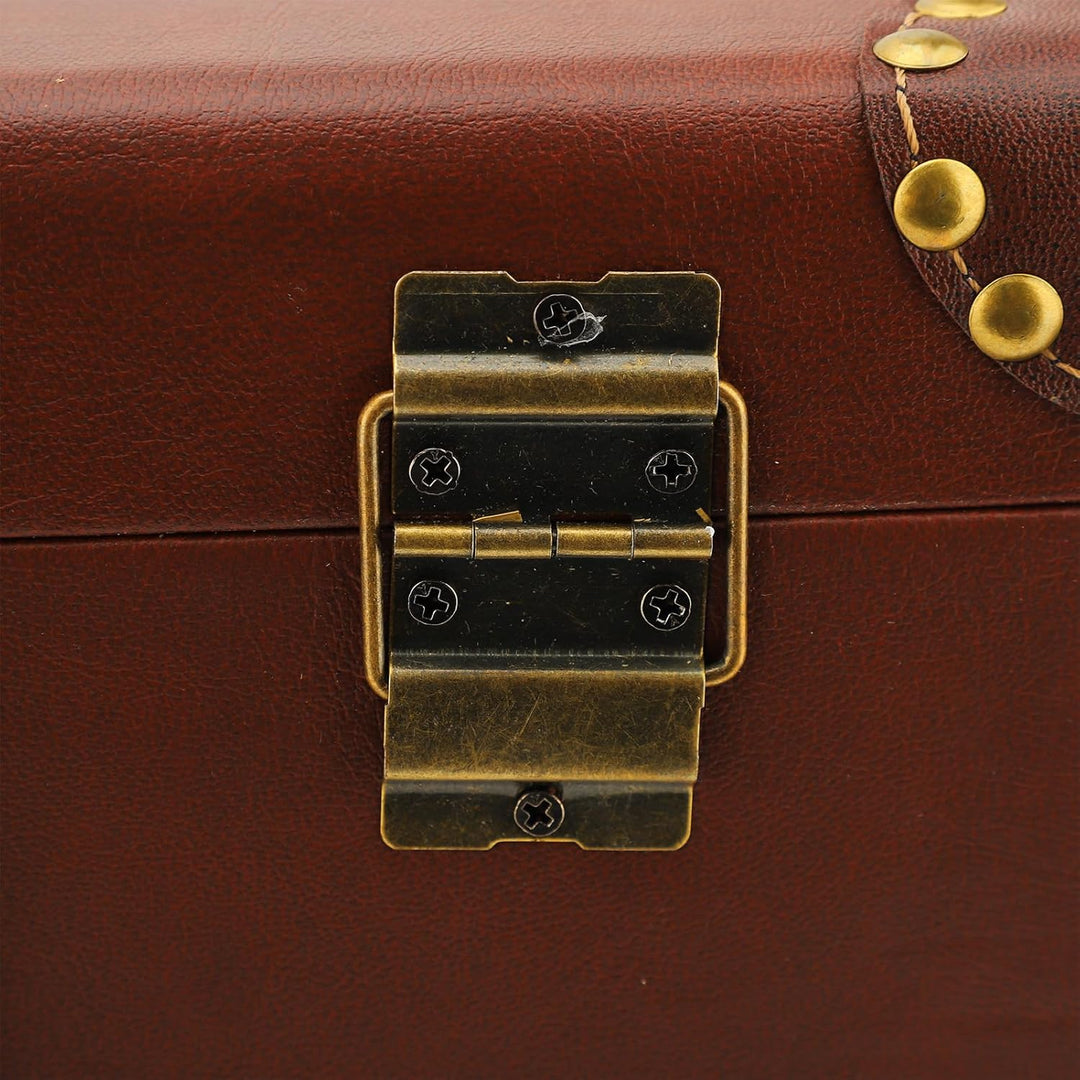Vintage bruine leren koffer, ook prachtig als decoratief item in een klassiek interieur.