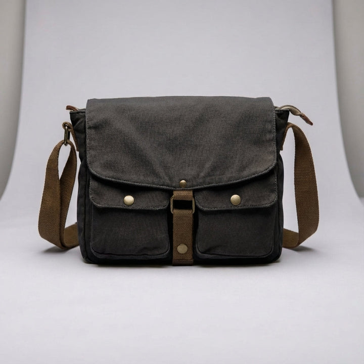 Verstelbare schouderriem van de duurzame vintage canvas crossbodytas, comfortabel en veelzijdig.