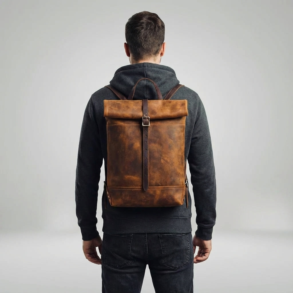 Unisex vintage bruine leren rugzak TrailForge met laptopvak, perfect voor reizen en dagelijks gebruik, authentieke stijl.