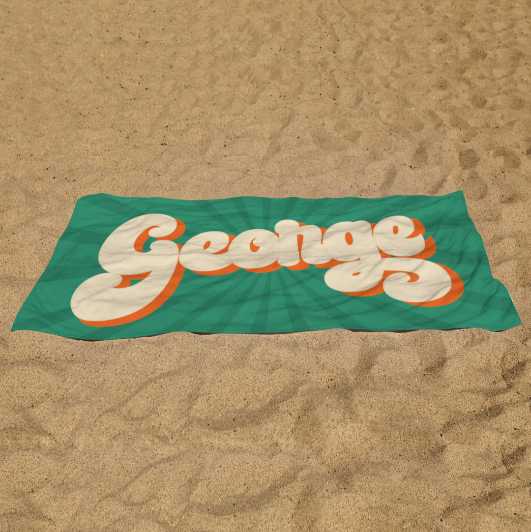 Val op met deze gepersonaliseerde vintage strandhanddoek. Gemaakt van zacht katoen, met jouw unieke naam.