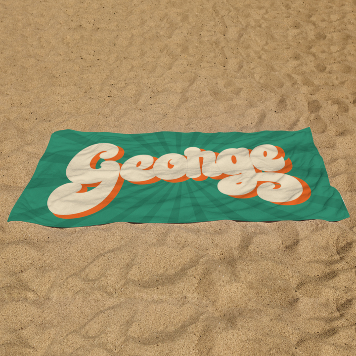 Val op met deze gepersonaliseerde vintage strandhanddoek. Gemaakt van zacht katoen, met jouw unieke naam.