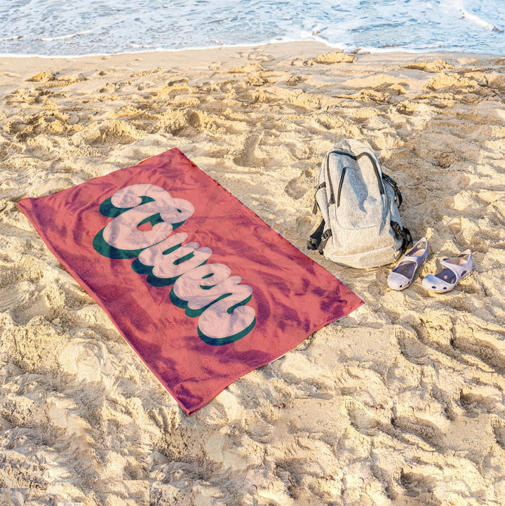 Jouw eigen gepersonaliseerde vintage strandhanddoek voor de zomer. Zacht en absorberend katoen, perfect voor vakantie.