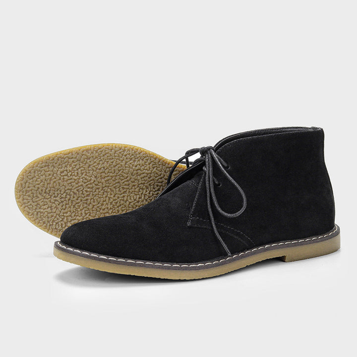 Zandkleurige suède heren desert boots in vintage stijl, stijlvol en comfortabel voor de moderne man.