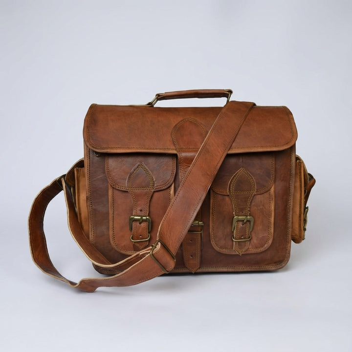Handgemaakte vintage leren schoudertas in messenger stijl, perfect als laptoptas of werktas.