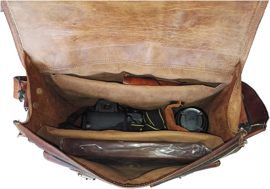 Stijlvolle unisex vintage leren messenger tas, gedragen, perfect voor een professionele of casual look.