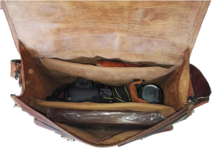 Stijlvolle unisex vintage leren messenger tas, gedragen, perfect voor een professionele of casual look.