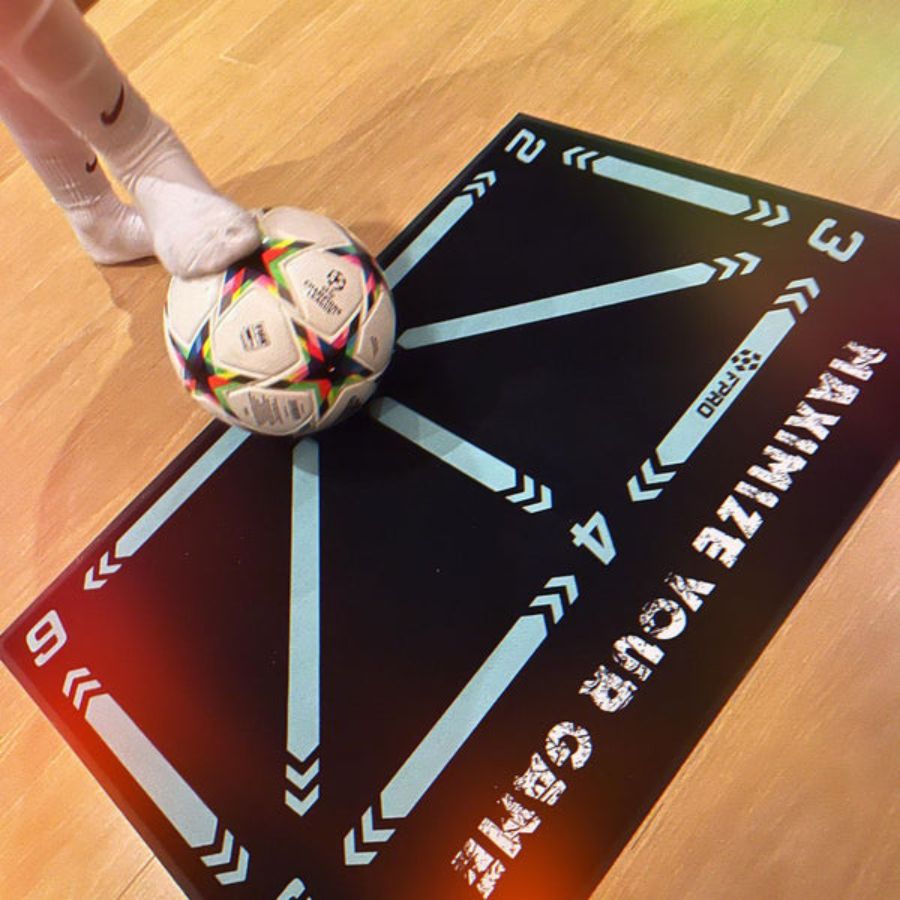 Complete voetbal trainingsmat Pro ondersteunt thuisoefeningen voor balcontrole, coördinatie & uithoudingsvermogen.