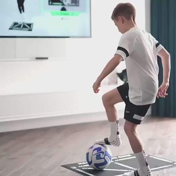 Kind oefent voetbal skills op trainingsmat Pro, ideaal voor jeugdvoetbal thuis.
