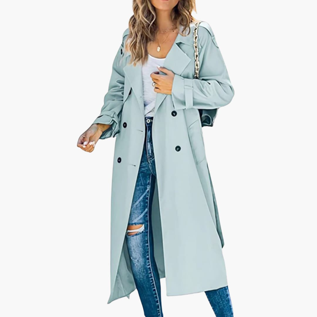 Close-up van de details van een tijdloze dames trenchcoat, knopen en ceintuur.