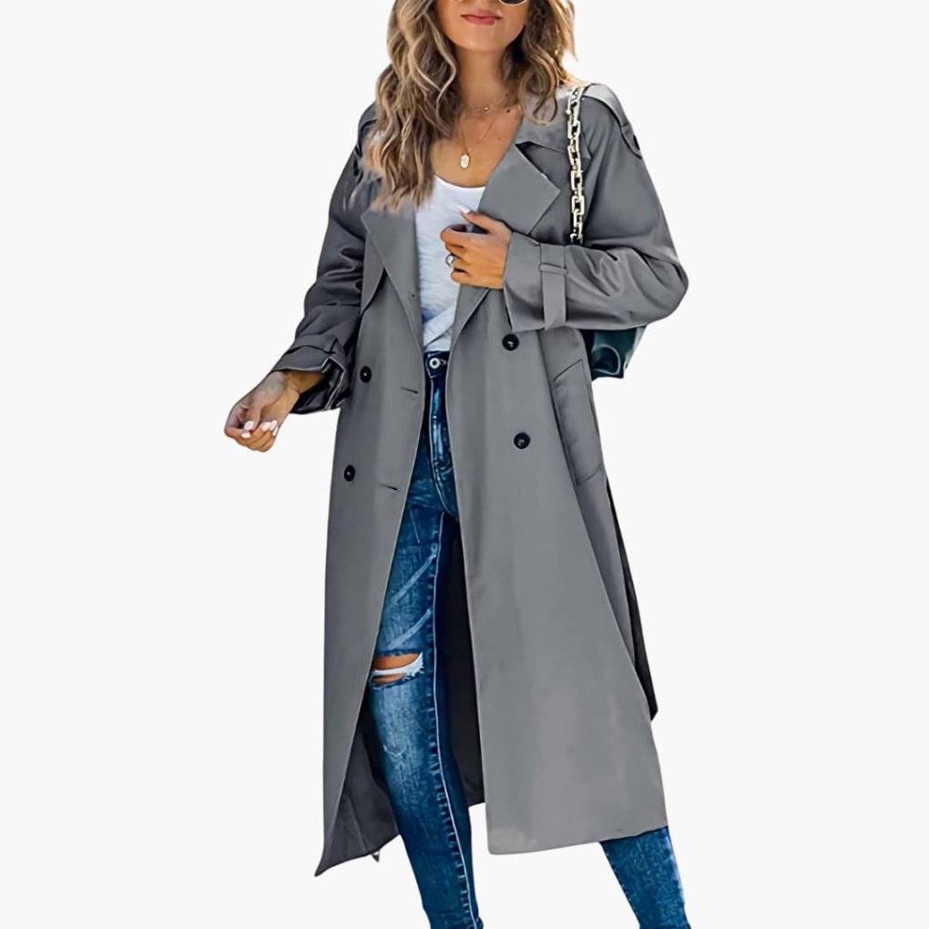 Rugzijde van een lange functionele dames trenchcoat, met riem accent en split.